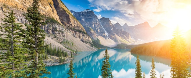 Wschód słońca nad jeziorem Moraine Lake w Kanadzie