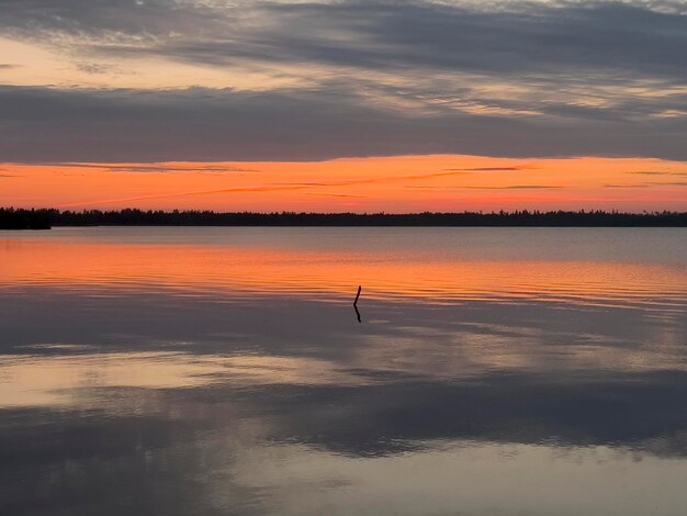 Wschód słońca nad jeziorem Voloyarvi, Rosja