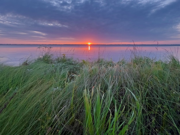 Wschód słońca nad jeziorem Voloyarvi, Rosja