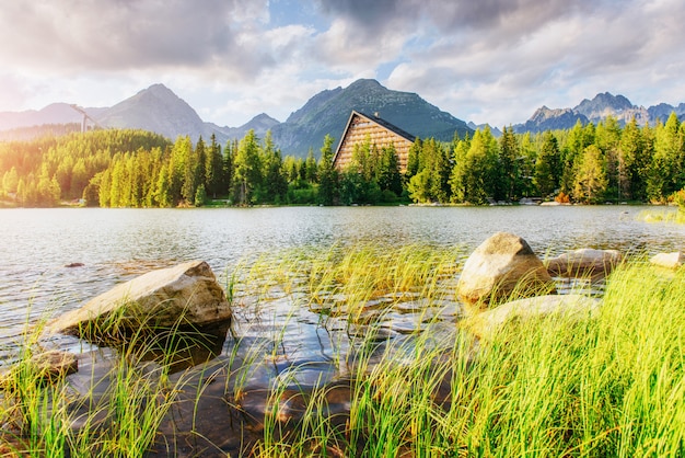 Wschód słońca nad jeziorem w parku Wysokie Tatry. Shtrbske Pleso, Słowacja