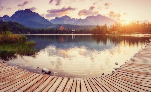 Wschód słońca nad jeziorem w parku Wysokie Tatry. Shtrbske Pleso,