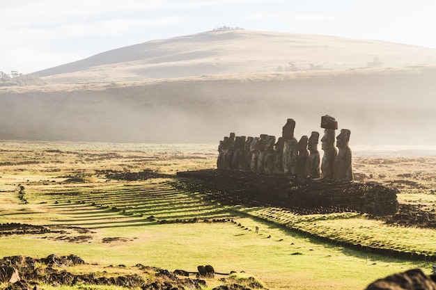 Wschód słońca nad kamiennymi rzeźbami moai na wyspie wielkanocnej ahu tongariki chile