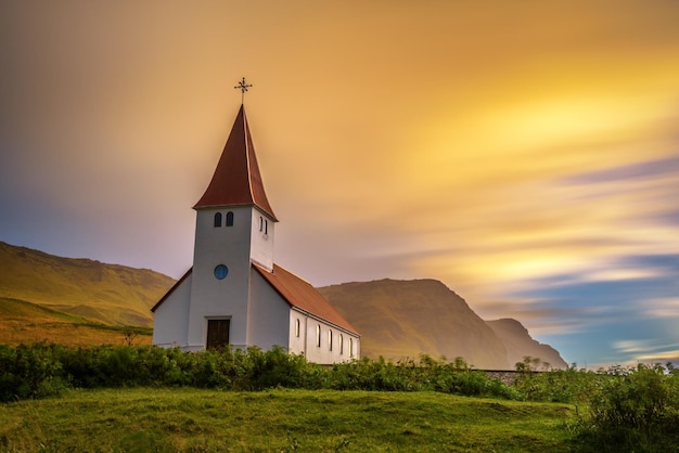 Wschód słońca nad kościołem luterańskim w Vik Islandia