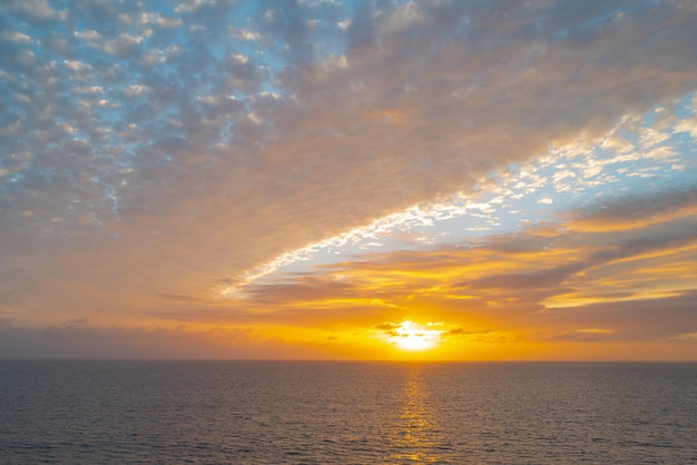 Wschód słońca nad morzem i piękny cloudscape kolorowy ocean plaża zachód słońca