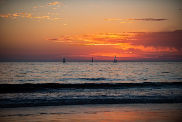 Wschód słońca nad morzem i piękny cloudscape kolorowy ocean plaża zachód słońca