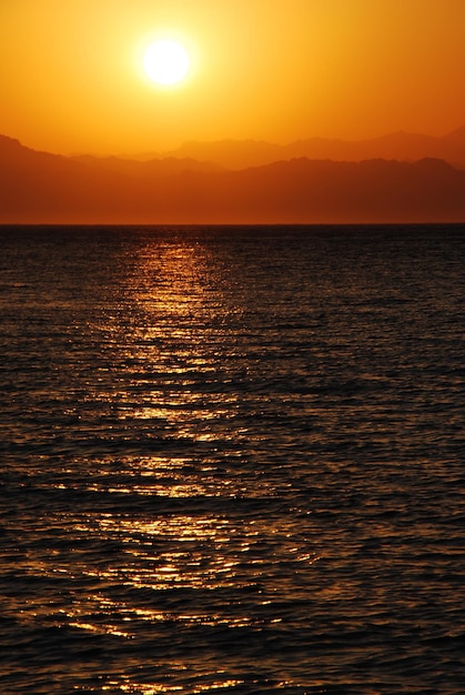Wschód słońca nad morzem z górami w aegipcie portret