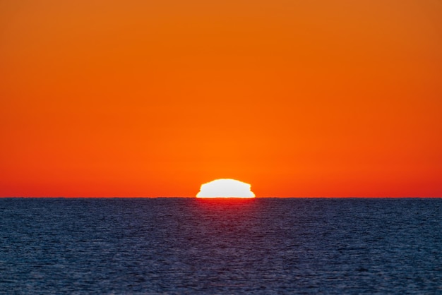 Wschód słońca nad morzem