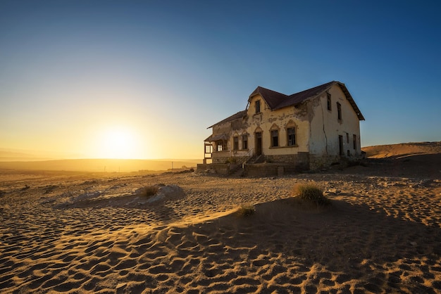 Wschód słońca nad opuszczonym domem w wymarłym mieście Kolmanskop Namibia