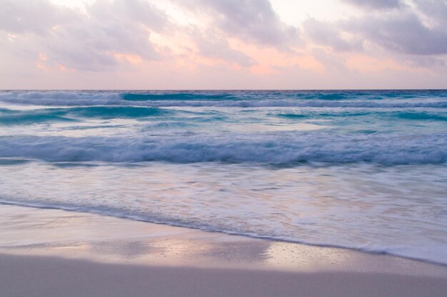 Wschód słońca nad plażą na Morzu Karaibskim.