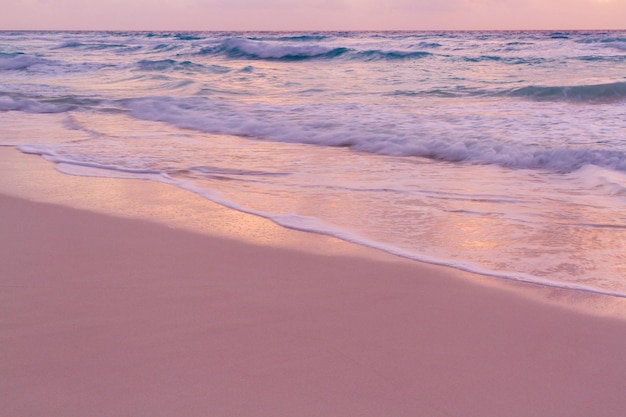 Wschód słońca nad plażą na Morzu Karaibskim.