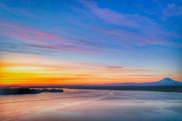 Wschód słońca nad Puget Sound z górą Rainier w tle