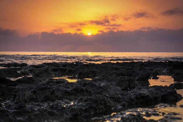 Wschód słońca nad skalistym wybrzeżem Morza Śródziemnego