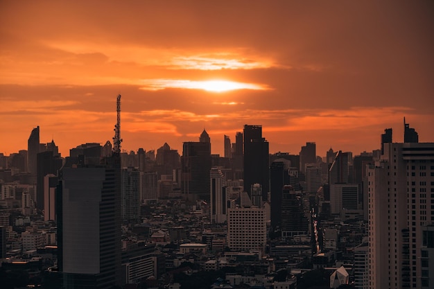 Wschód słońca nad wieżowcem biurowca w dzielnicy biznesowej w Bangkoku, Tajlandia