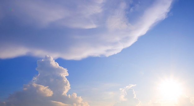 Wschód słońca niebo z majestatycznymi chmurami stratocumulus i cumulus na tle błękitnego nieba rano