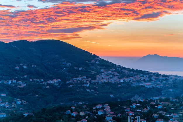 Wschód słońca w Agerola, Bomerano, Morze Tyrreńskie, wybrzeże Amalfi, Włochy