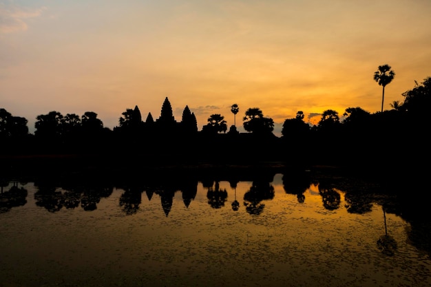 Wschód słońca w Angkor Wat wpisanym na Listę Światowego Dziedzictwa UNESCO w Kambodży