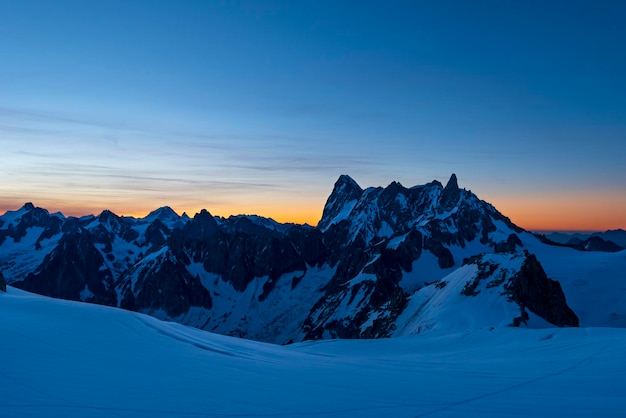 Wschód słońca w dolinie Valle Blanche i Le Dent du Geant Masyw Mont Blanc Chamonix Francja