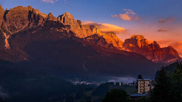 Wschód słońca w Dolomitach w Kandyd, Wenecja Euganejska, Włochy