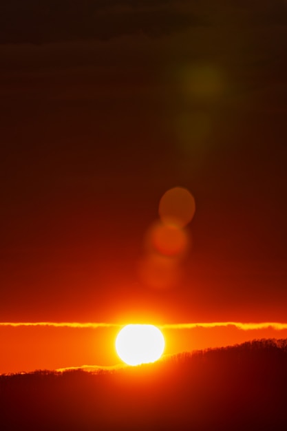 Wschód Słońca W Górach Redorange Sun Disc Wschodzi Górski Naturalny Flary Obiektywu Na Pomarańczowym Niebie