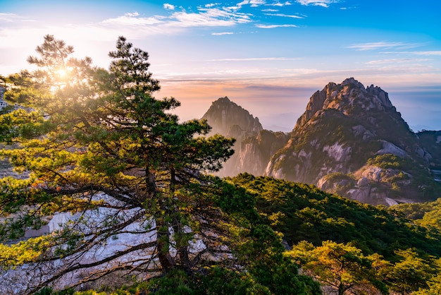 Wschód słońca w górze Huangshan, Chiny