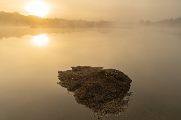 Wschód Słońca Z Mgłą W Naturalnym Parku Los Barruecos. Extremadura. Hiszpania.