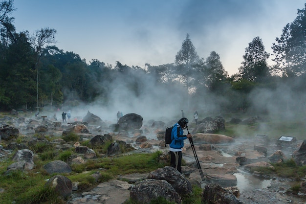 Wschód słońca za Hot Springn Lampang