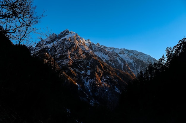 Wschód słońca Zachód słońca w górach Himalajów Nepal Api Base Camp Trek, Darchula, Nepal