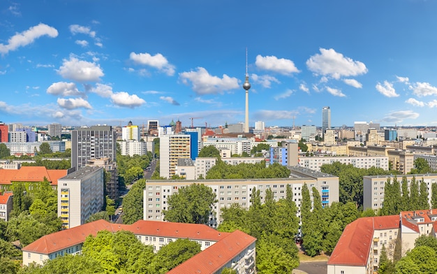 Wschodni Berlin z góry: nowoczesne budynki, wieża telewizyjna na Alexanderplatz i panoramę miasta