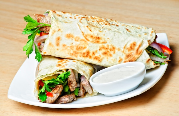 Wschodni Tradycyjny Talerz Shawarma Z Sosem.