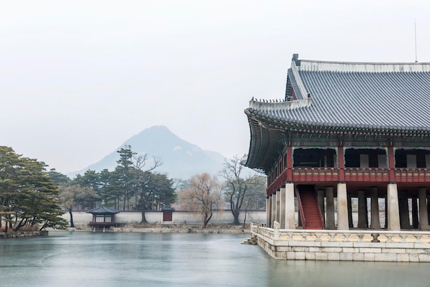 Wschodnia pagoda w pięknym parku zimowym Historia architektury i religii