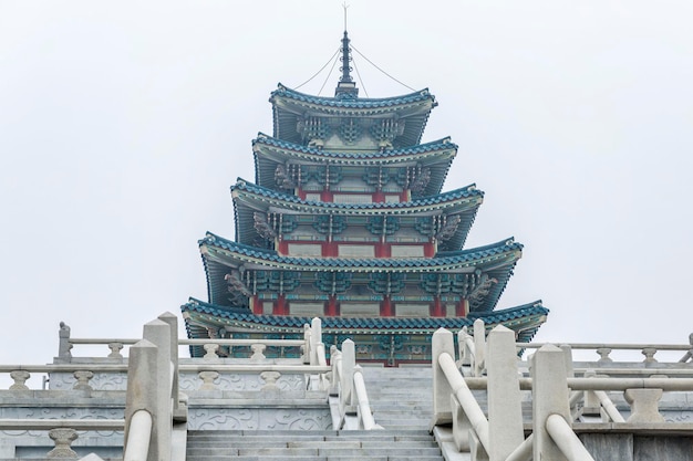 Zdjęcie wschodnia pagoda w pięknym parku zimowym historia architektury i religii