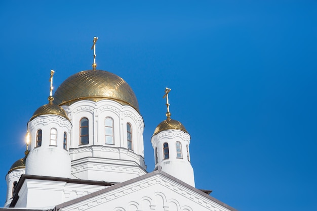Zdjęcie wschodnie krzyże prawosławne na złote kopuły (kopuły) przeciw błękitne niebo - kościół, chimki, rosja.