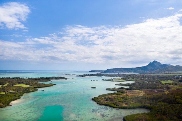 Wschodnie Wybrzeże Wyspy Mauritius. Piękna Laguna Wyspy Mauritius Nakręcona Z Góry.