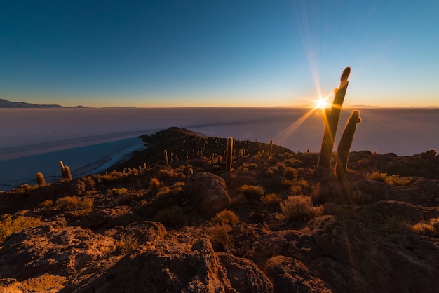 Wschodzące słońce nad Uyuni Salt Fl, Boliwia