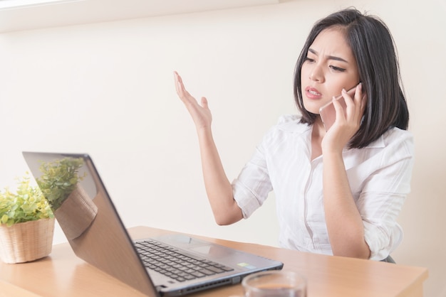 Wściekły Bizneswoman Jest Ubranym Kostium Pracuje Na Linii Używać Mądrze Telefon W Biurku Przy Biurem