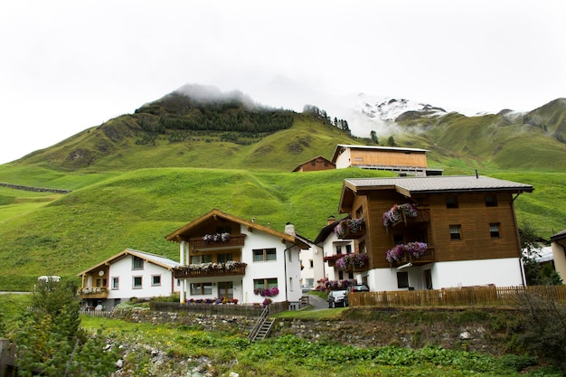Wsie Tschlin i Ramosch przy drodze między dojazdem do Samnaun to wysokoalpejska wioska i dolina na wschodnim krańcu regionu Gryzonia w Szwajcarii