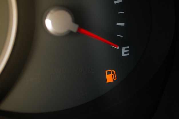 Zdjęcie wskaźnik paliwa pokazuje pusty zbiornik. zamknij widok wskaźnika paliwa.