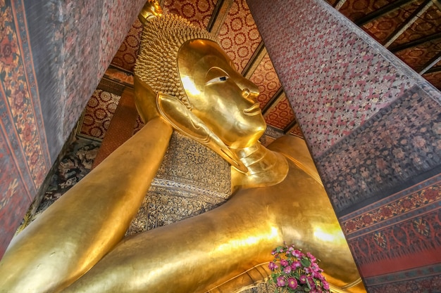 Wspaniała duża Buddha statua przy Watem Pho, Bangkok, Tajlandia (świątynia)