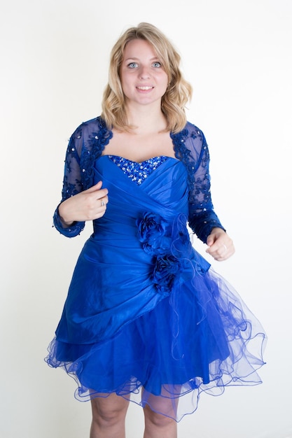 Zdjęcie wspaniała młoda blond kobieta w pięknej niebieskiej sukience