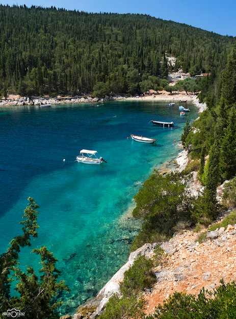 Wspaniała plaża z turkusową wodą na wyspie Kefalonia na Morzu Jońskim w Grecji