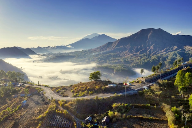 Wspaniała sceneria wioski Pinggan z górą Batur