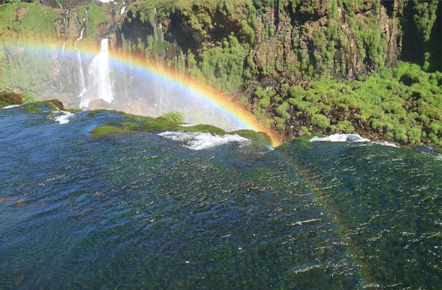 Wspaniała tęcza nad niesamowitymi wodospadami Iguacu po stronie brazylijskiej, Foz do Iguacu, Brazylia, Ameryka Południowa