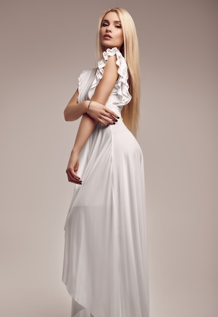 Wspaniała zmysłowa blondynki kobieta w moda antykwarskiej białej sukni