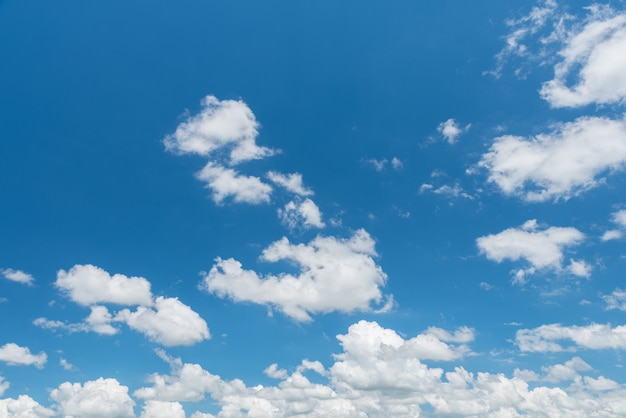 Wspaniałe błękitne niebo i białe chmury panoramy