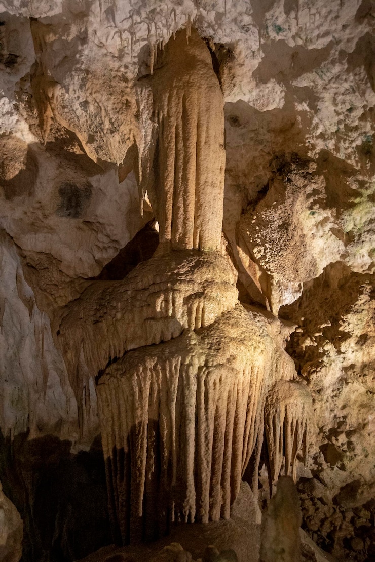 Zdjęcie wspaniałe formacje stalaktytów i stalagmitów w jaskini w grecji