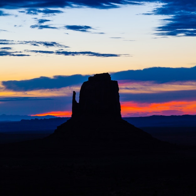 Wspaniałe kolory podczas wschodu słońca w tym kultowym widoku Monument Valley w USA