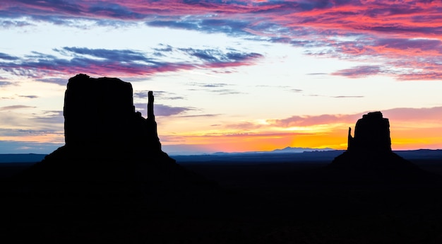 Wspaniałe kolory podczas wschodu słońca w tym kultowym widoku Monument Valley w USA