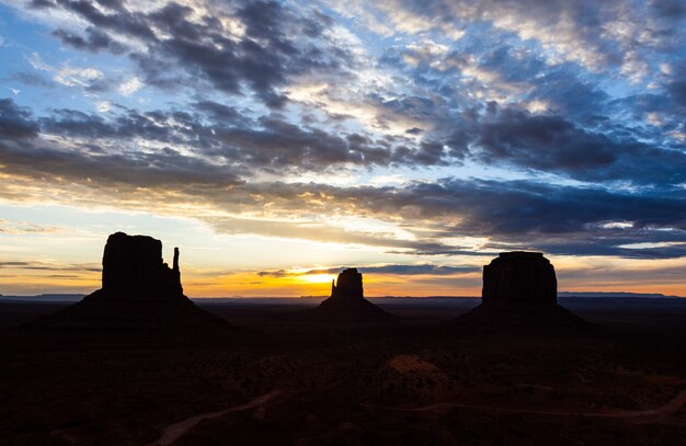 Wspaniałe kolory podczas wschodu słońca w tym kultowym widoku Monument Valley w USA