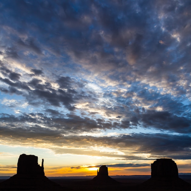 Wspaniałe kolory podczas wschodu słońca w tym kultowym widoku Monument Valley w USA