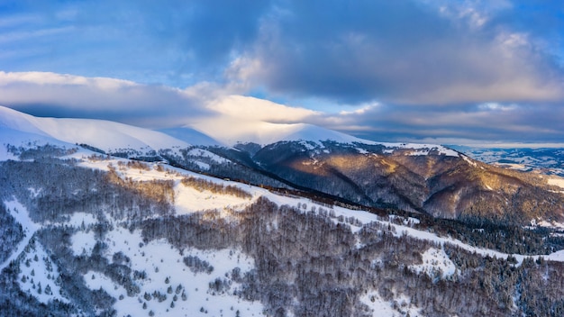 Wspaniałe krajobrazy Karpat pokrytych pierwszym śniegiem na Ukrainie w pobliżu wsi Pylypets